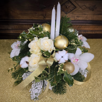 centrotavola-natalizio-con-rose-e-orchidee