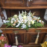 composizione-natalizia-con-rose-e-orchidee